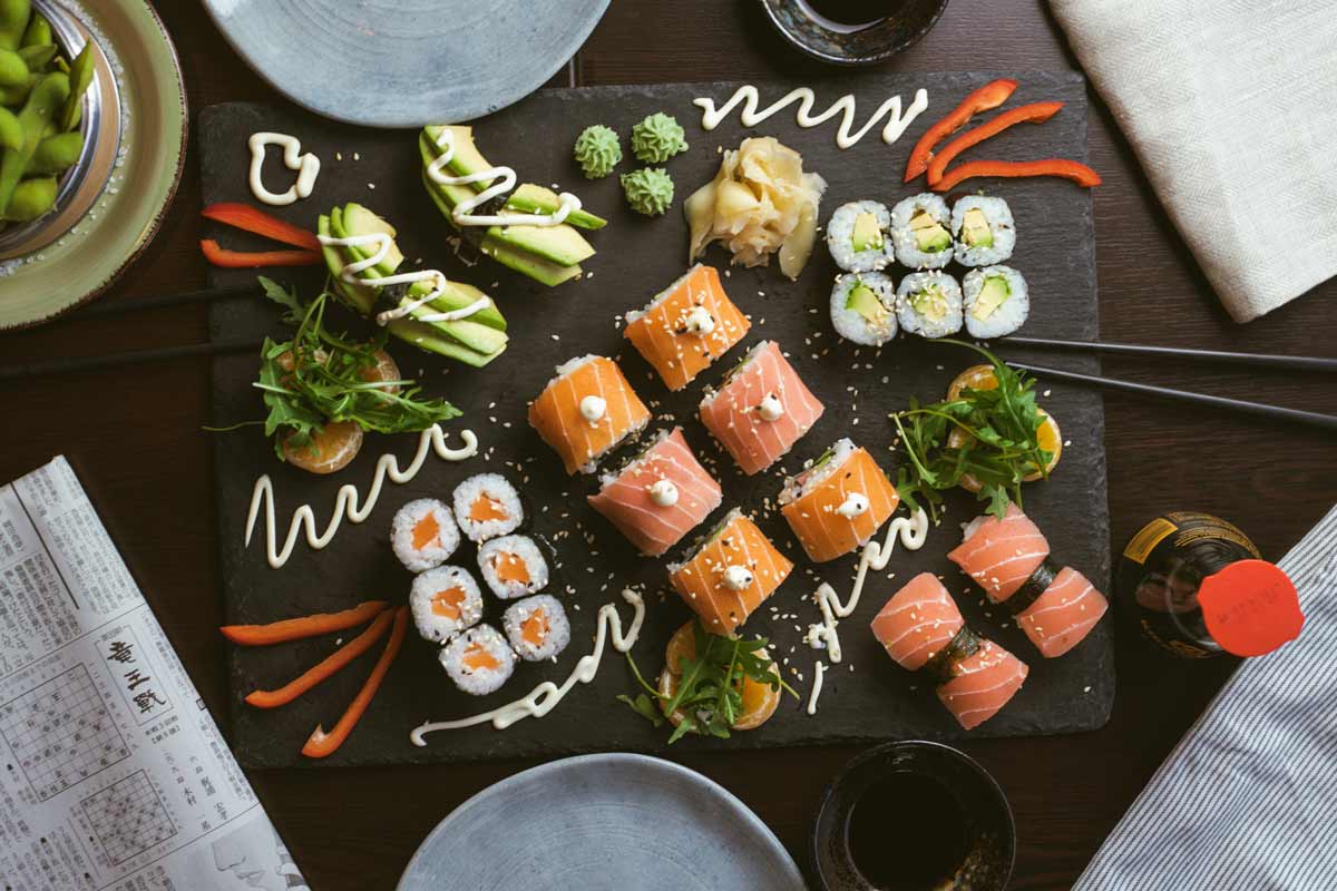 Sushi ovanifrån, på svart tallrik.