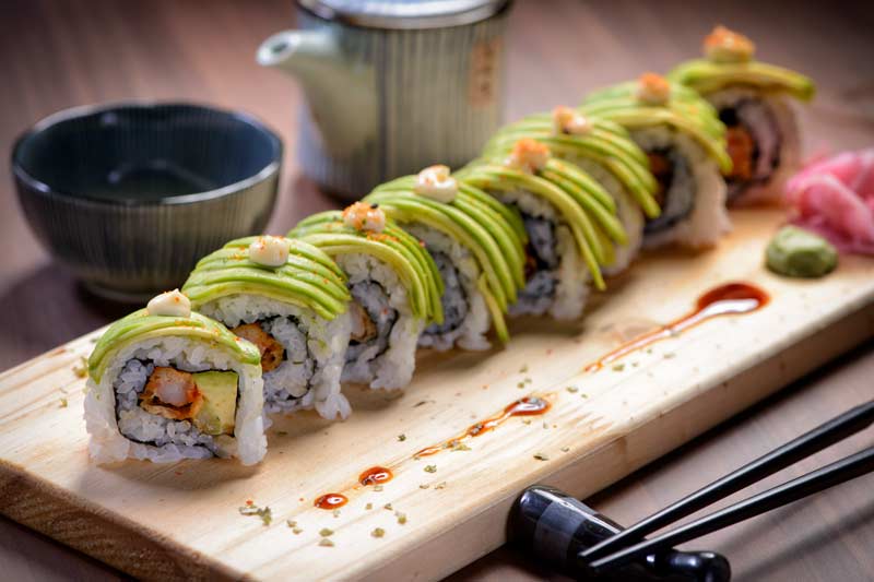 Sushi med grönt på toppen.