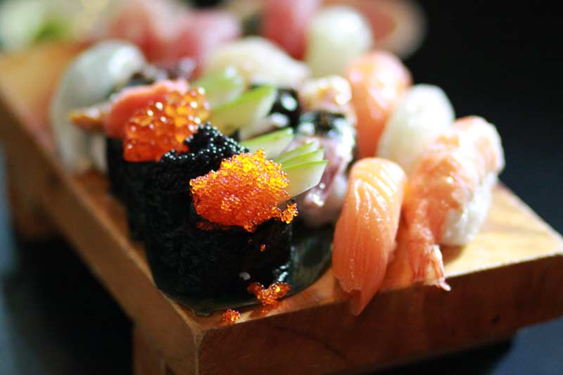 Närbild på färsk sushi.